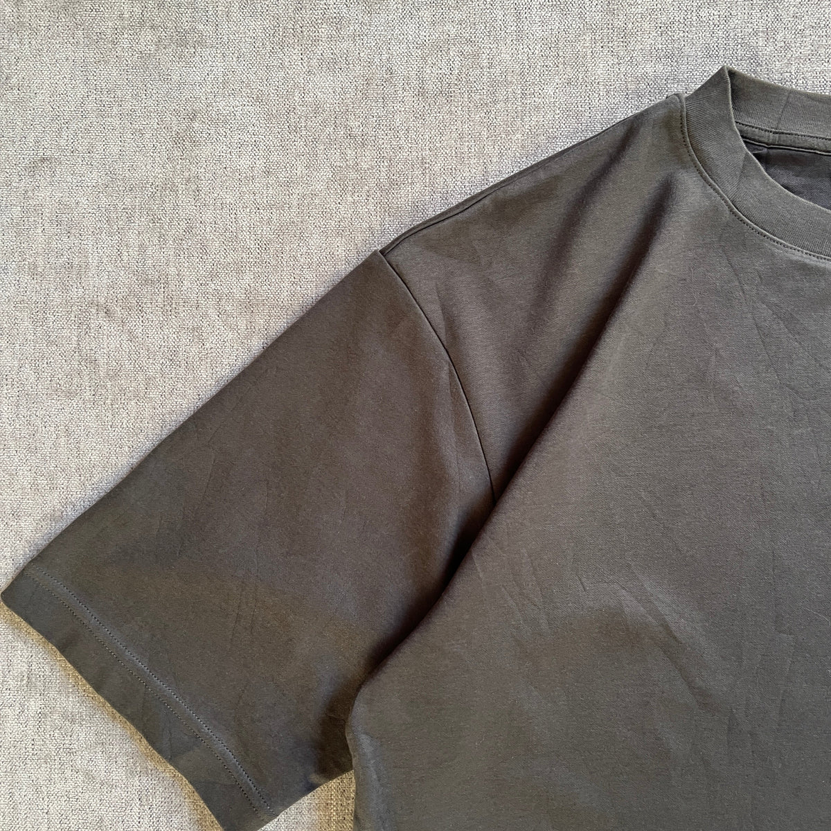 UNIQLO Gris Boxy Fit Tee